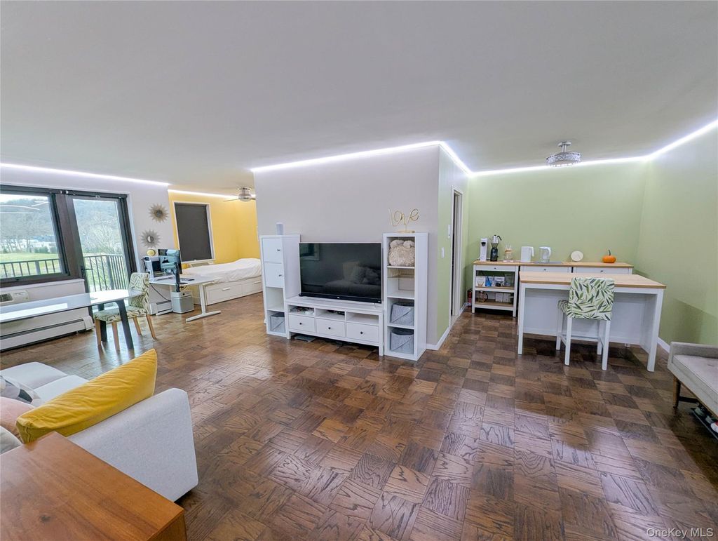 Photo of 100 E Hartsdale Avenue #4JE, Hartsdale, NY 10530 (MLS # 951671)