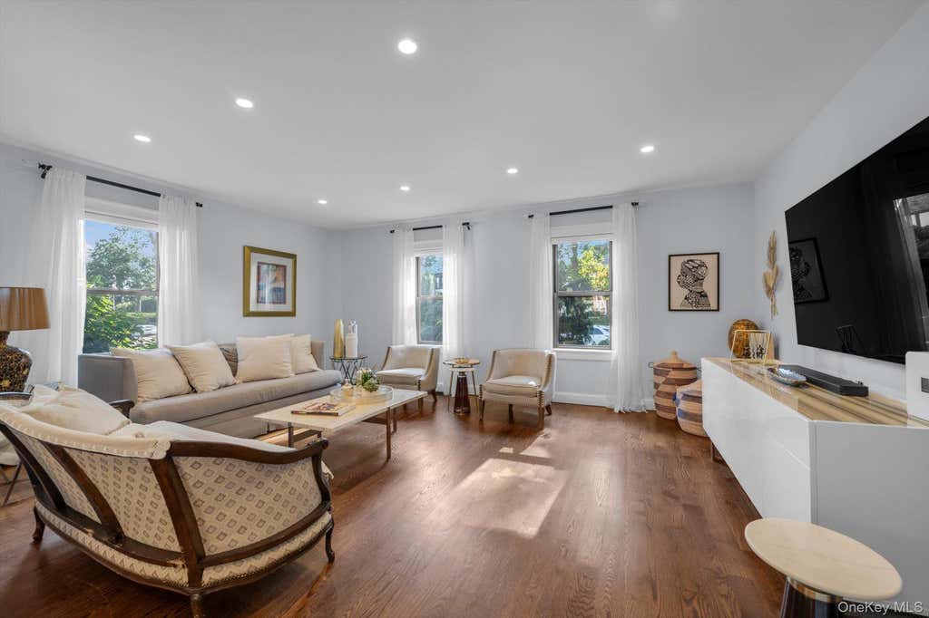 Photo of 15 Parkwold Drive W, Valley Stream, NY 11580 (MLS # 1028797)