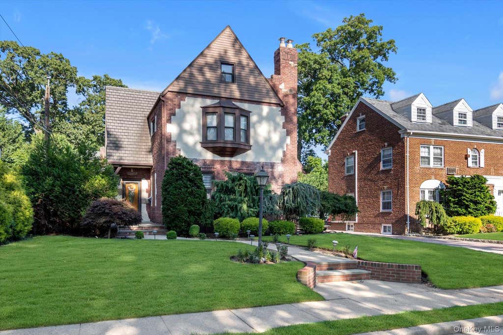 Photo of 15 Parkwold Drive W, Valley Stream, NY 11580 (MLS # 1028797)