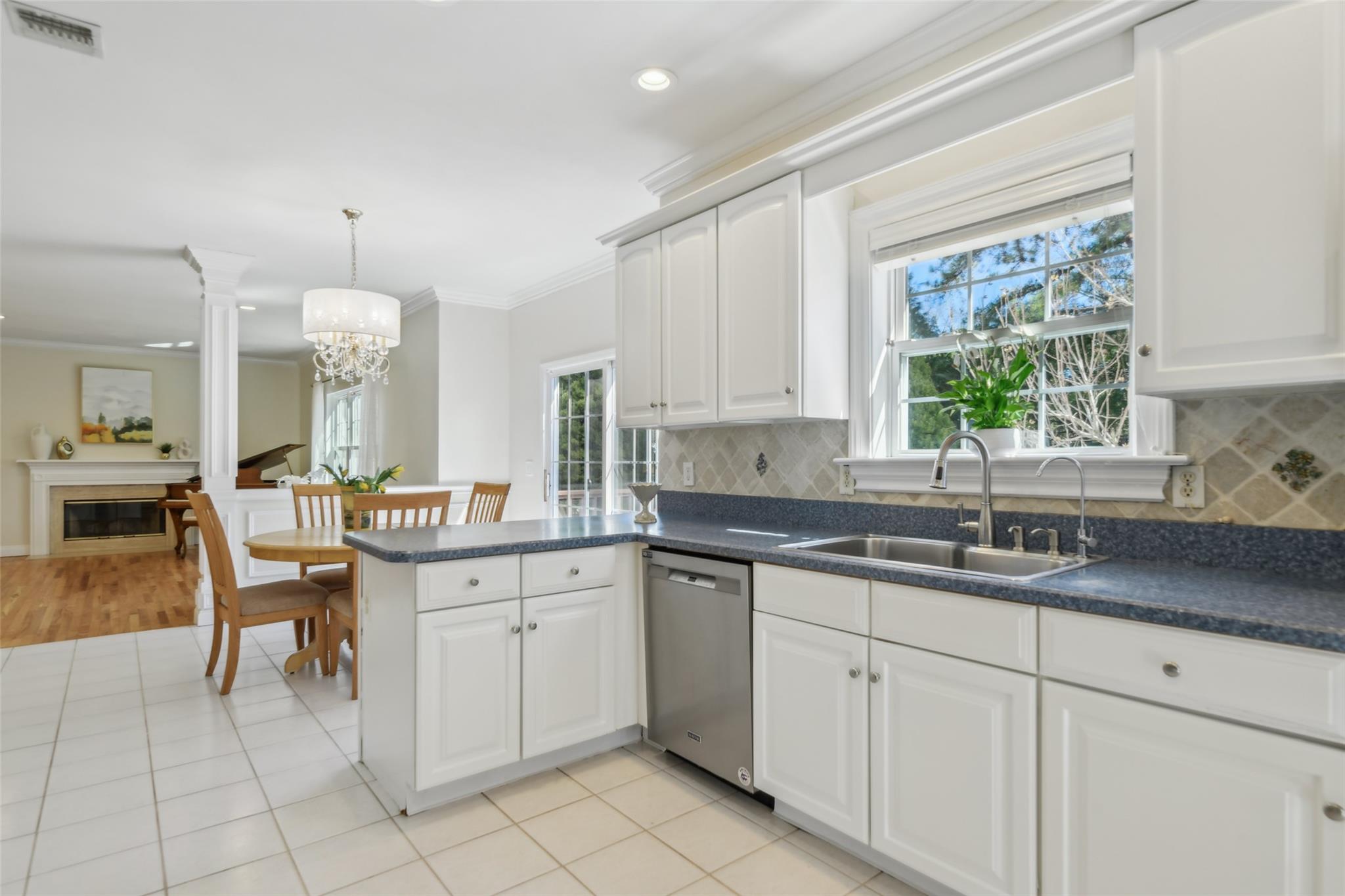 10 Pineland Court, Dix Hills, New York image 25