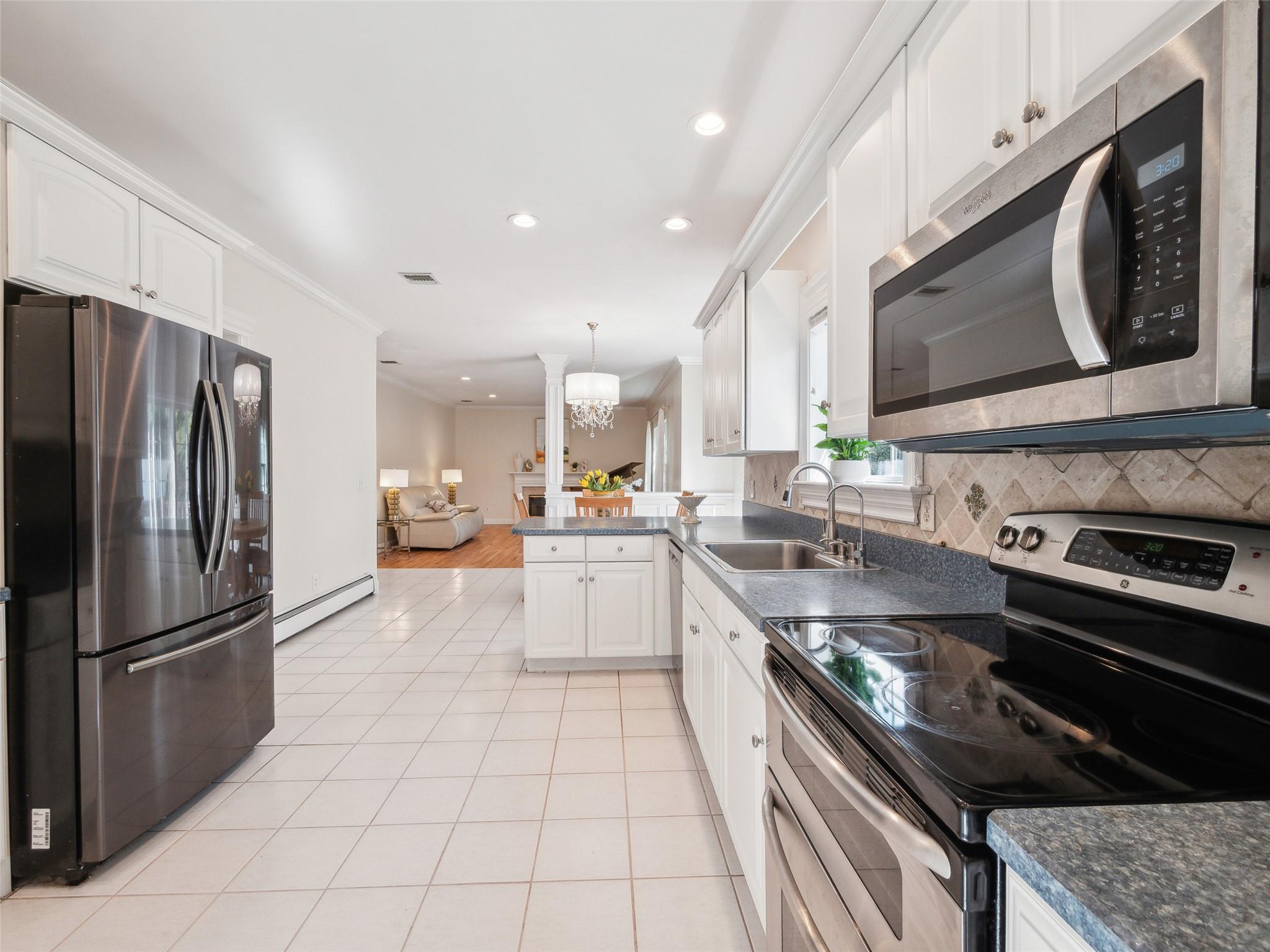 10 Pineland Court, Dix Hills, New York image 20