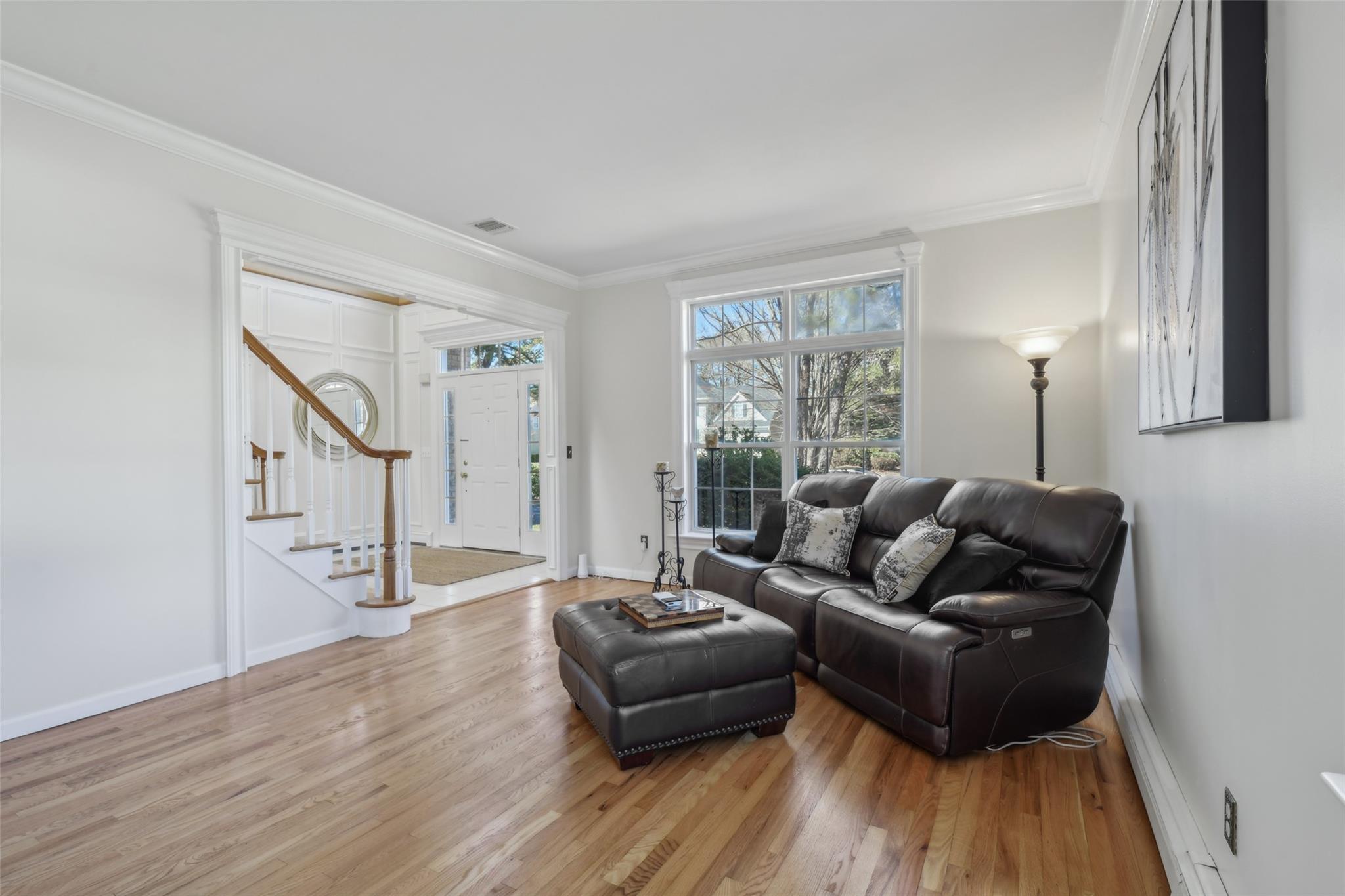 10 Pineland Court, Dix Hills, New York image 9