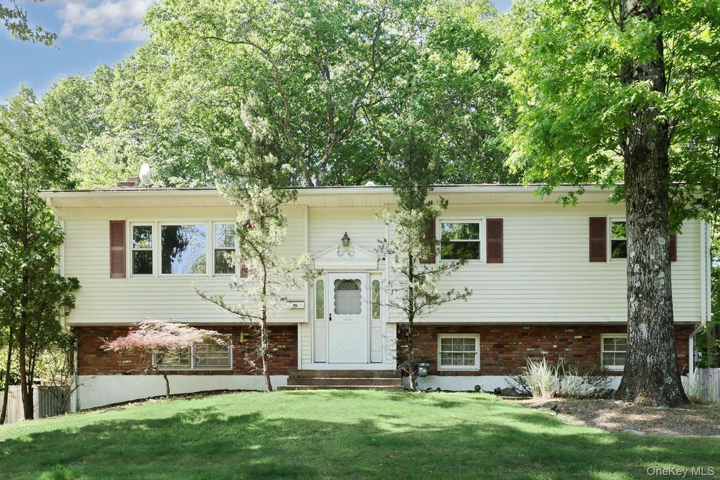 Photo of 17 Twin Lakes Drive, Airmont, NY 10952 (MLS # 1000314)