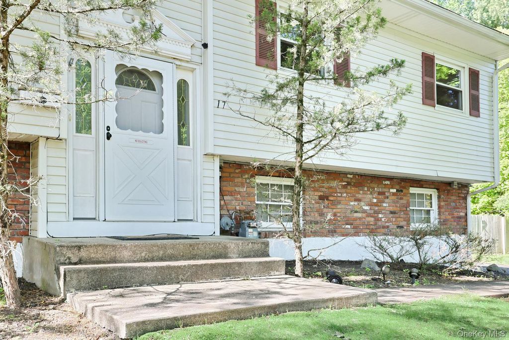 Photo of 17 Twin Lakes Drive, Airmont, NY 10952 (MLS # 1000314)