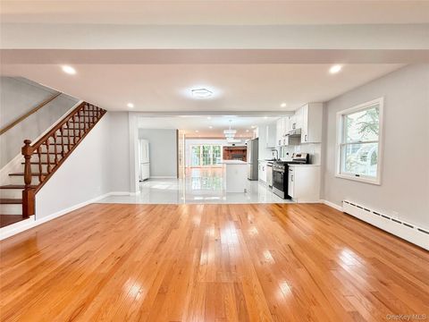 Homes For Sale - 20 Baylis Place<br/> Syosset, NY 11791