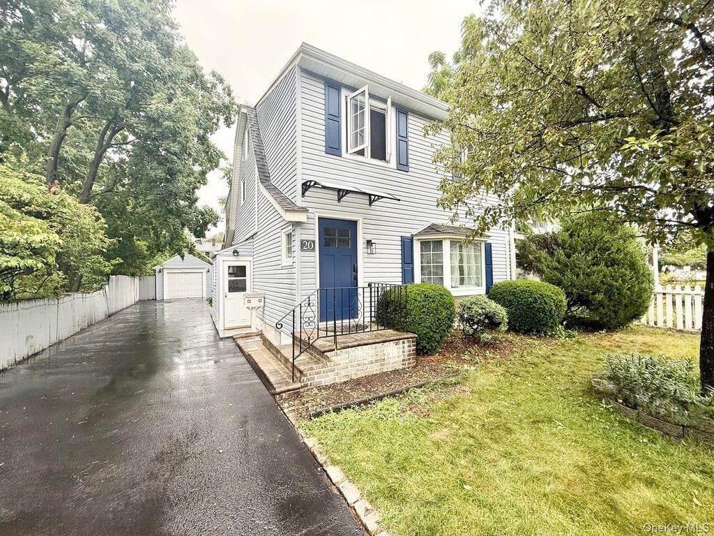 Photo of 20 Baylis Place, Syosset, NY 11791 (MLS # 1022844)