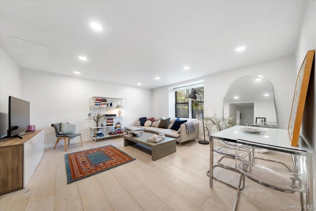 Photo of 30 Windsor Terrace #AA1, White Plains, NY 10601 (MLS # 1047864)