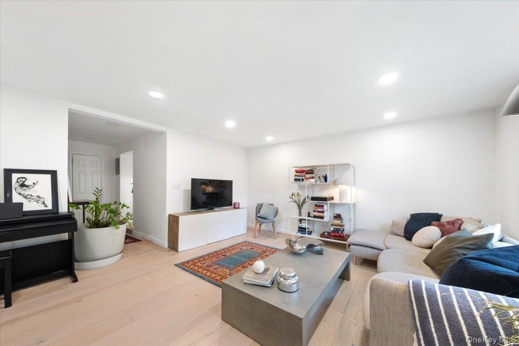 Photo of 30 Windsor Terrace #AA1, White Plains, NY 10601 (MLS # 1047864)