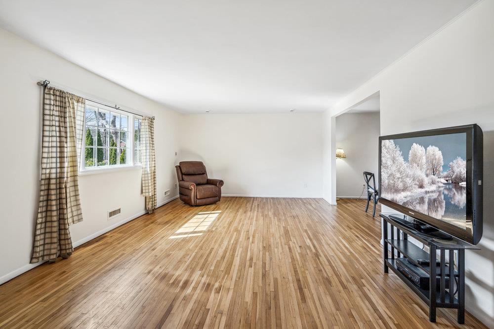 49 Harwood Drive, Glen Cove, New York image 5