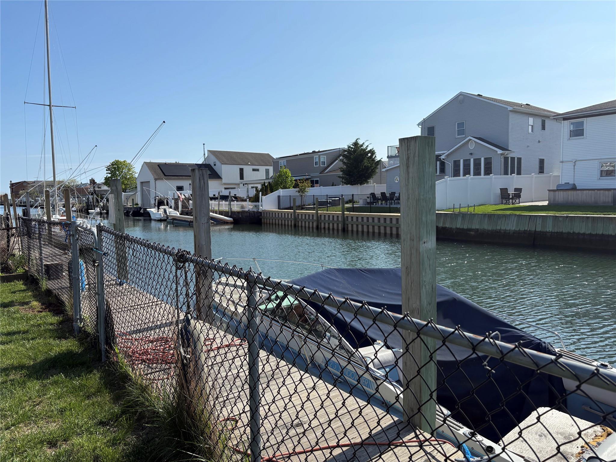 260 East Drive, Copiague, New York image 36