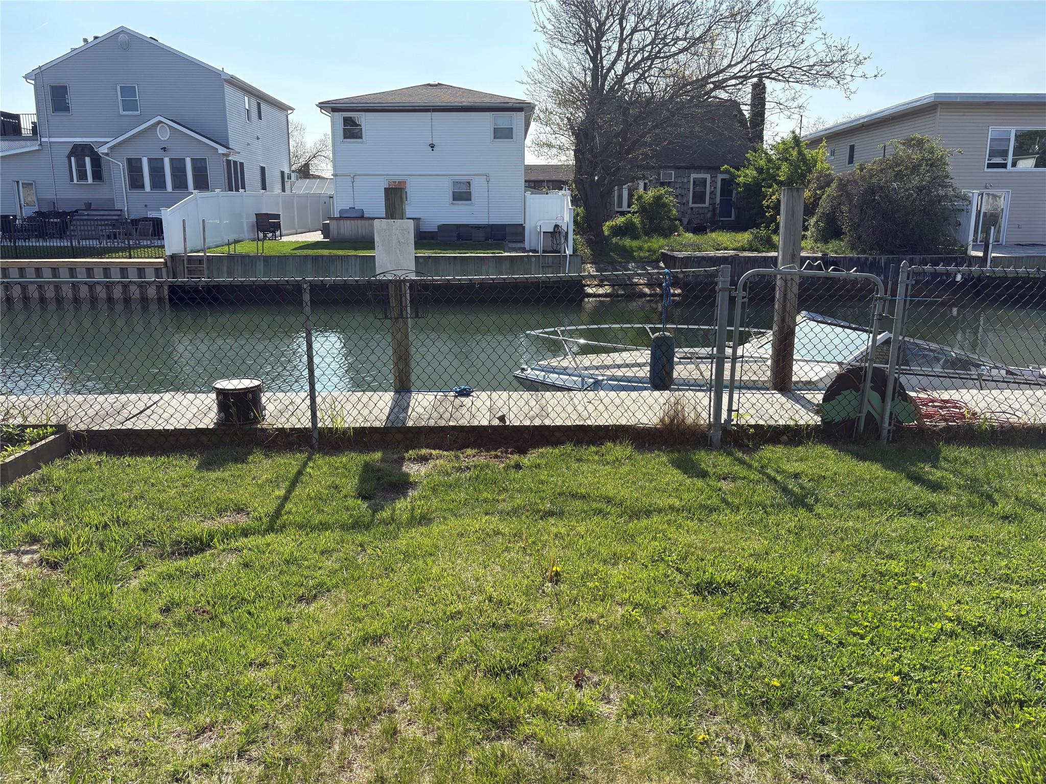 260 East Drive, Copiague, New York image 32
