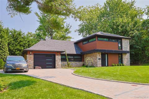Homes For Sale - 5 Market Lane<br/> Great Neck, NY 11020