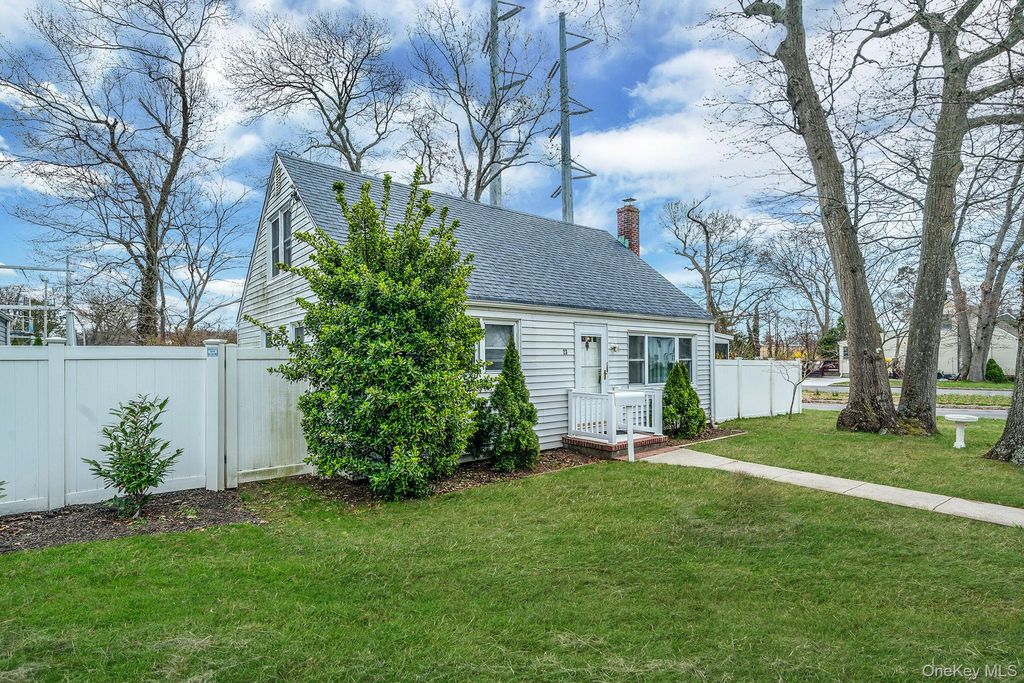 Photo of 23 Lakewood Avenue, Ronkonkoma, NY 11779 (MLS # 984797)