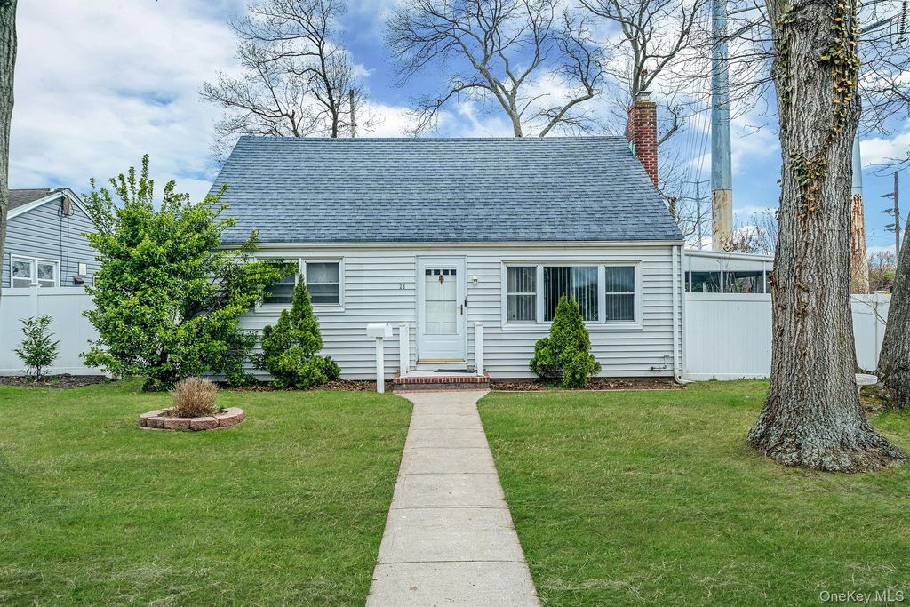 Photo of 23 Lakewood Avenue, Ronkonkoma, NY 11779 (MLS # 984797)