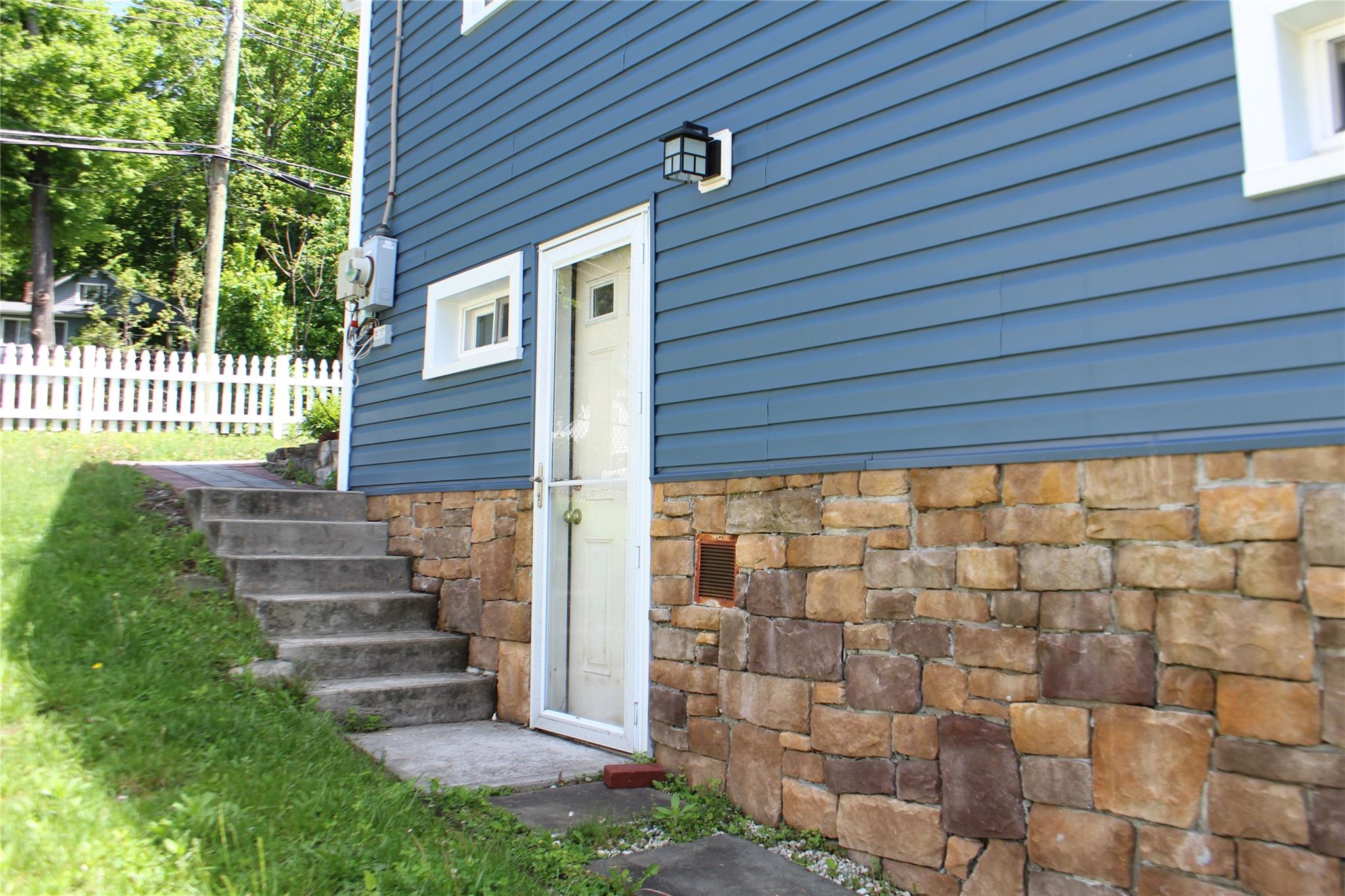 1111 Frost Lane