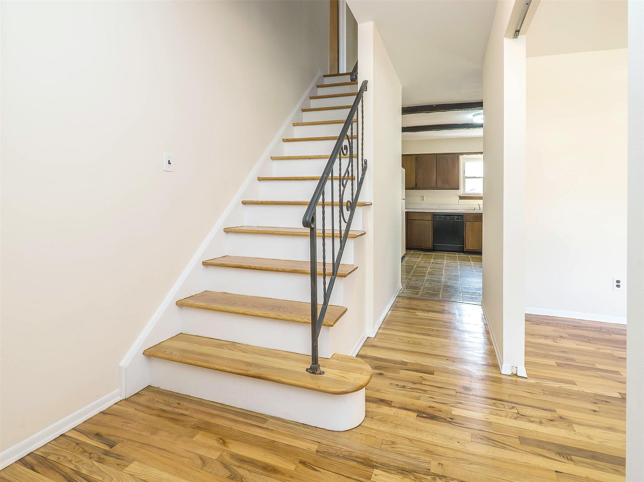 54 Meadow Street, Garden City, New York image 16