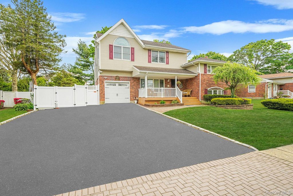 Photo of 7 Elmwood Road, Deer Park, NY 11729 (MLS # 1010169)