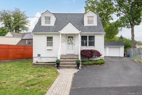 Homes For Sale - 675 Little East Neck Road<br/> Suffolk County, West Babylon, NY 11704