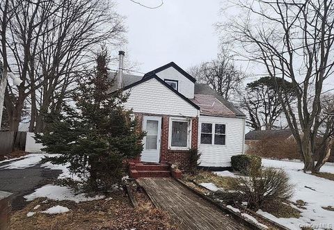 34 Pineview Boulevard Central Islip NY 11722