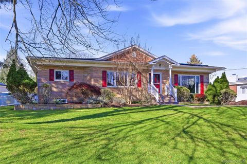 Photo of 10 Hewitt Drive, Northport, NY 11768 (MLS # 941219)