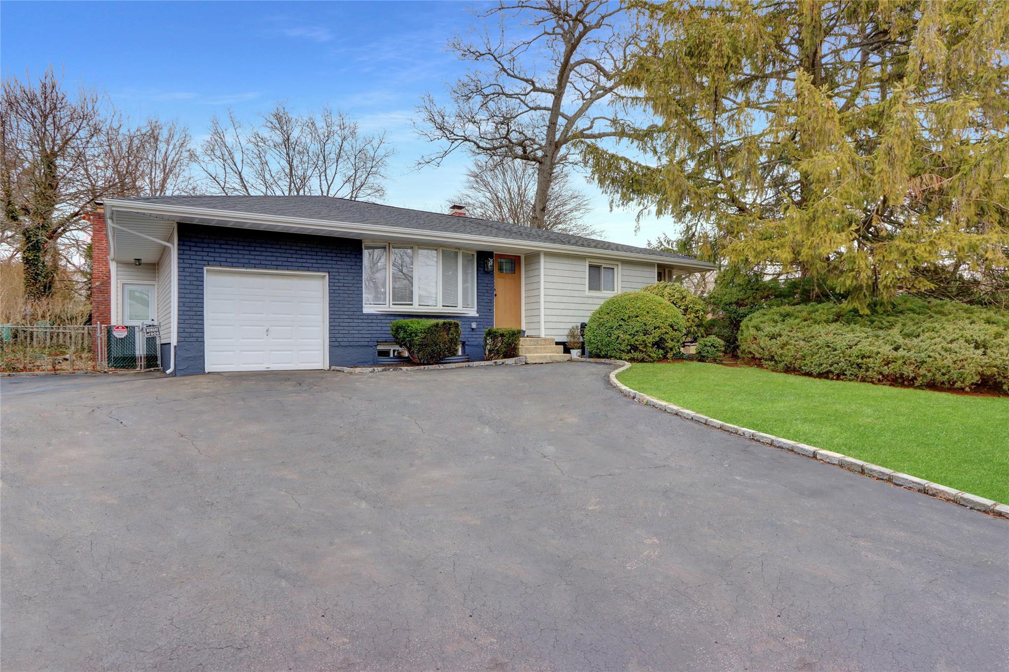 1 Donna Lane, Commack, New York image 2