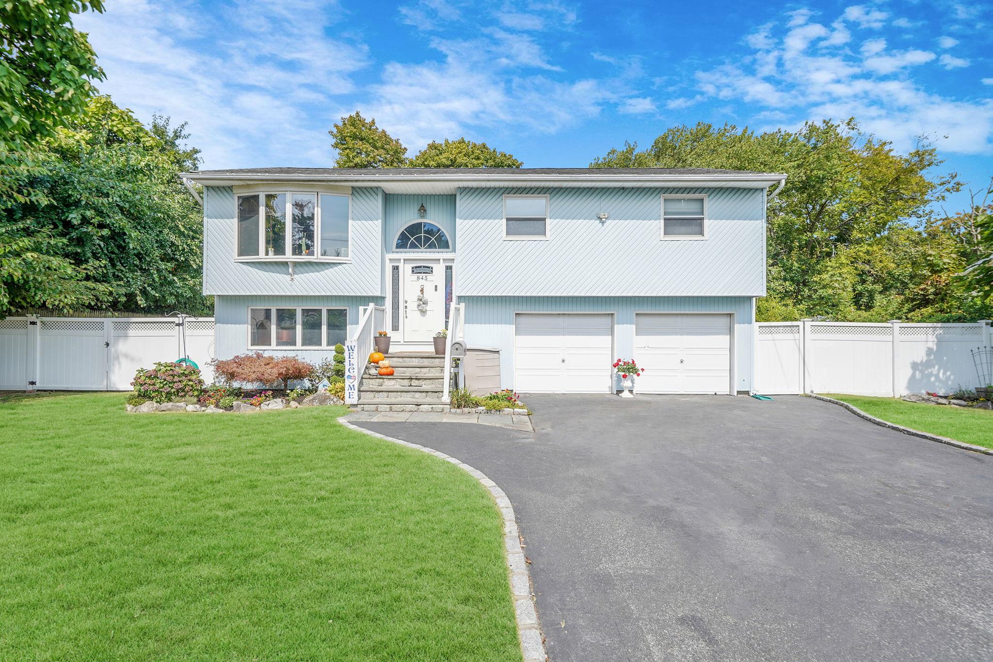845 Peconic Avenue, West Babylon, New York image 1