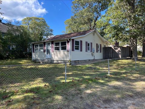 Photo of 15 Lulu Drive, Lake Grove, NY 11755 (MLS # 917766)