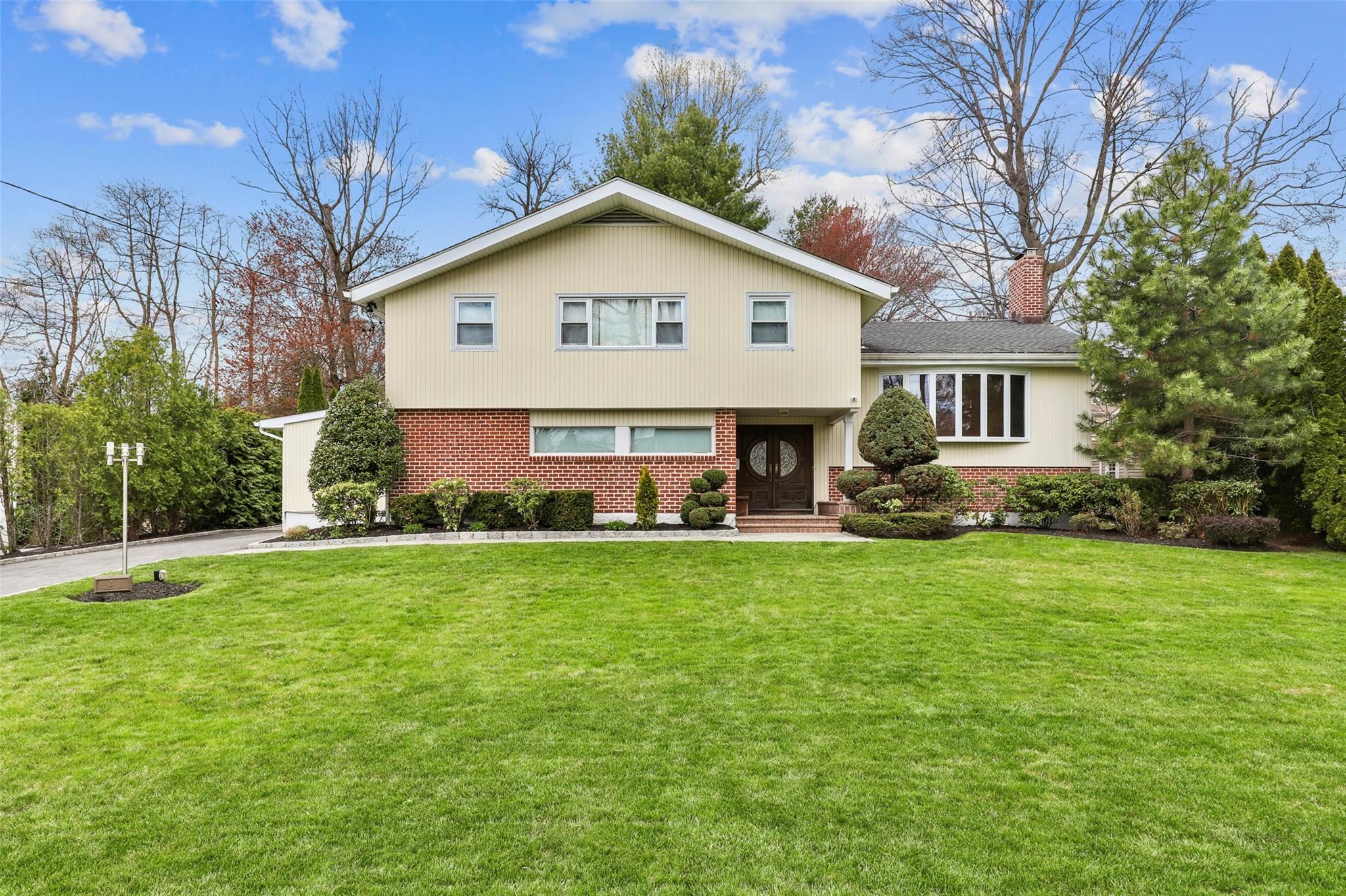 Property for Sale at Dell Drive, Eastchester, New York - Bedrooms: 5 
Bathrooms: 4 
Rooms: 9  - $1,995,000