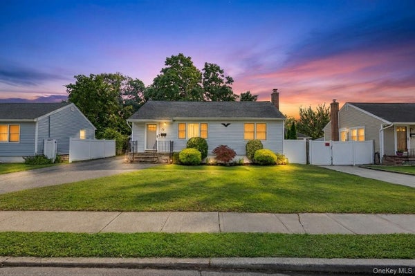 70 MOHAWK DR, NORTH BABYLON, NY 11703 - Image 2cbbb26cfc476dc8f5b1e9b19fa8951b/3975609685