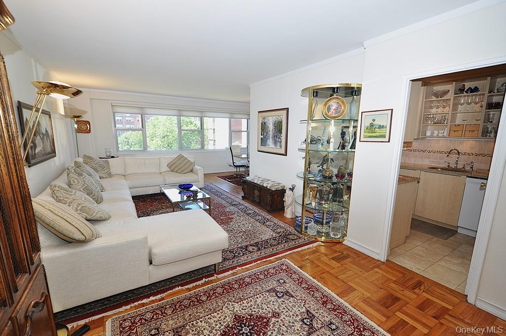 Scarsdale, New York 10583, United States, 3 Bedrooms Bedrooms, ,2 BathroomsBathrooms,Residential,Pending,197934