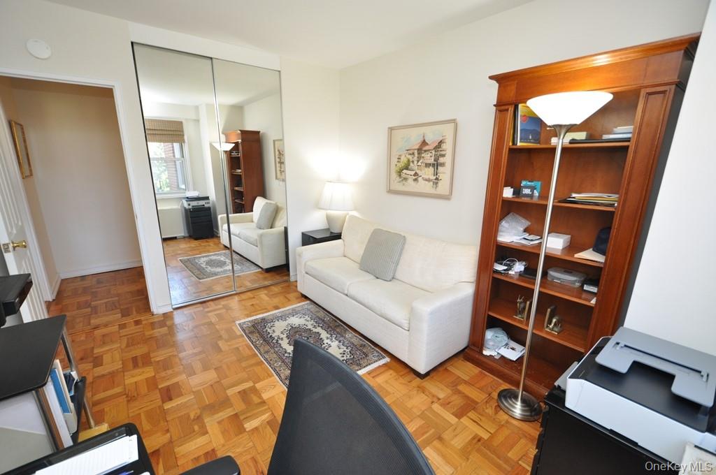 Scarsdale, New York 10583, United States, 3 Bedrooms Bedrooms, ,2 BathroomsBathrooms,Residential,Pending,197934