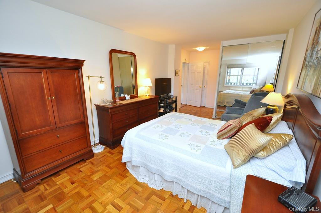 Scarsdale, New York 10583, United States, 3 Bedrooms Bedrooms, ,2 BathroomsBathrooms,Residential,Pending,197934