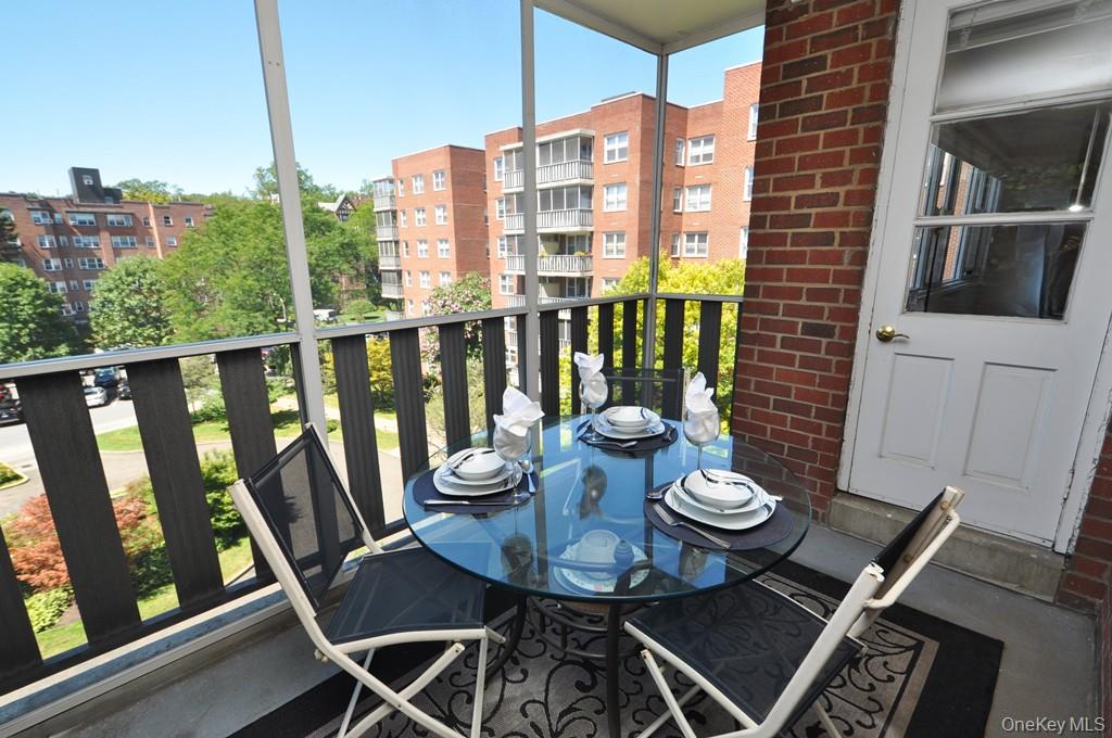 Scarsdale, New York 10583, United States, 3 Bedrooms Bedrooms, ,2 BathroomsBathrooms,Residential,Pending,197934