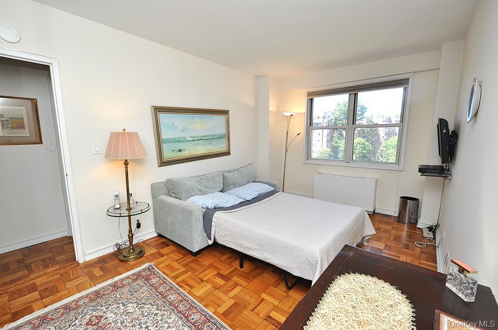 Scarsdale, New York 10583, United States, 3 Bedrooms Bedrooms, ,2 BathroomsBathrooms,Residential,Pending,197934