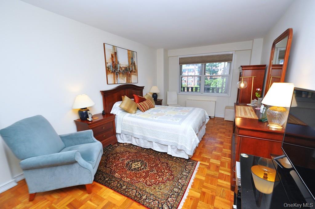 Scarsdale, New York 10583, United States, 3 Bedrooms Bedrooms, ,2 BathroomsBathrooms,Residential,Pending,197934