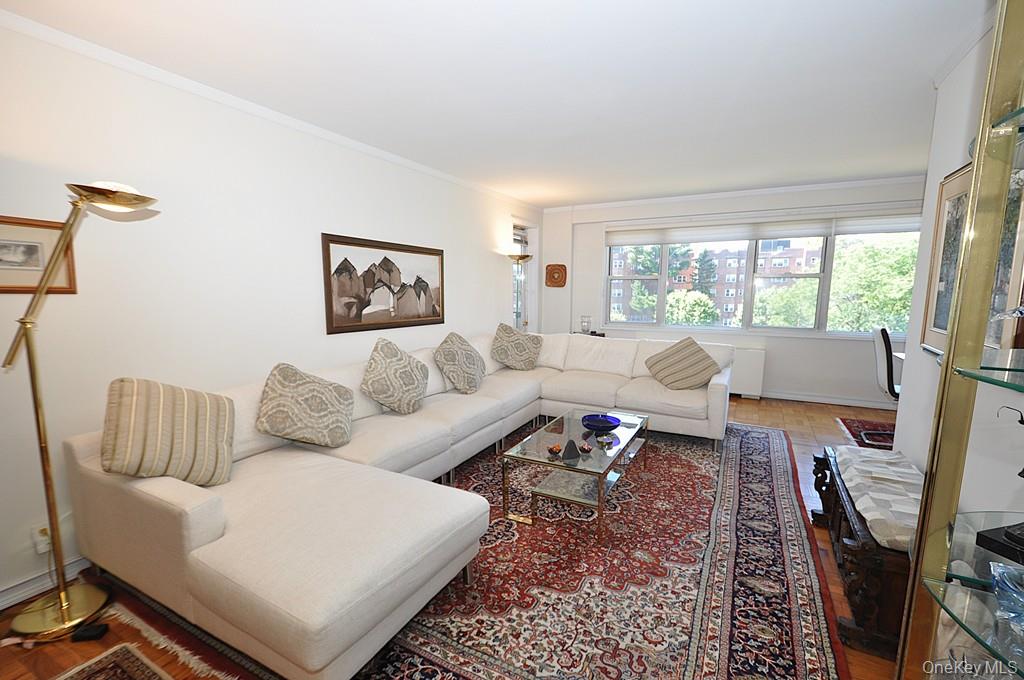 Scarsdale, New York 10583, United States, 3 Bedrooms Bedrooms, ,2 BathroomsBathrooms,Residential,Pending,197934