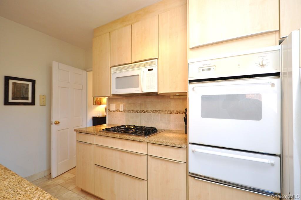 Scarsdale, New York 10583, United States, 3 Bedrooms Bedrooms, ,2 BathroomsBathrooms,Residential,Pending,197934