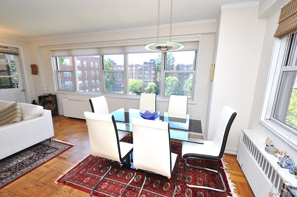 Scarsdale, New York 10583, United States, 3 Bedrooms Bedrooms, ,2 BathroomsBathrooms,Residential,Pending,197934