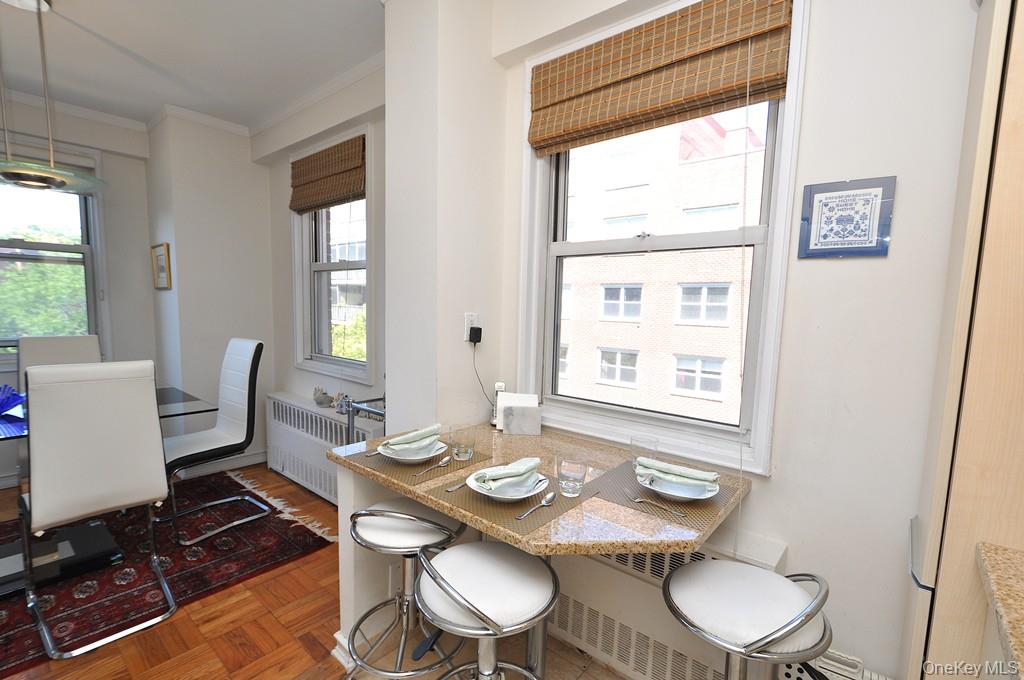 Scarsdale, New York 10583, United States, 3 Bedrooms Bedrooms, ,2 BathroomsBathrooms,Residential,Pending,197934