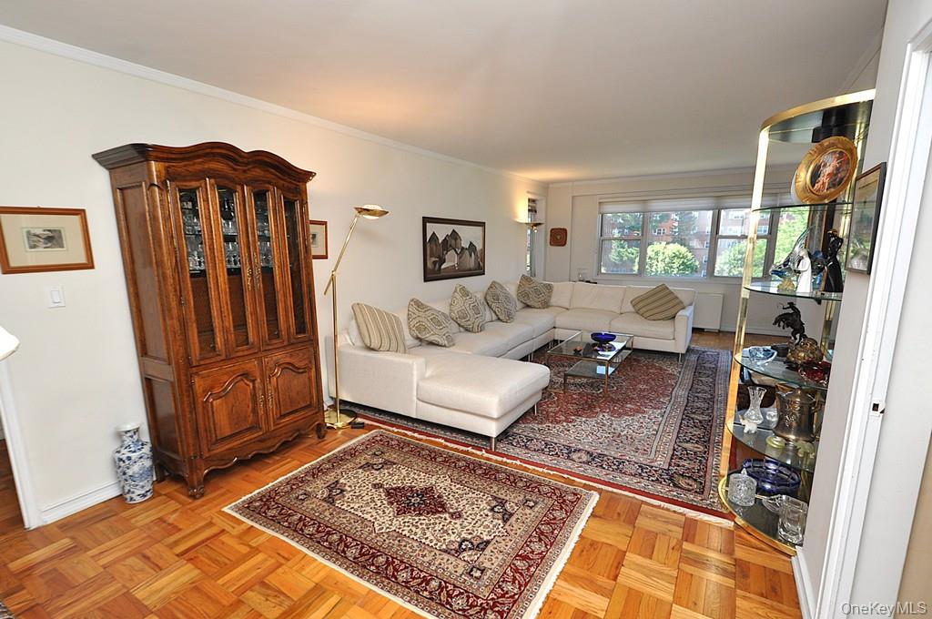 Scarsdale, New York 10583, United States, 3 Bedrooms Bedrooms, ,2 BathroomsBathrooms,Residential,Pending,197934