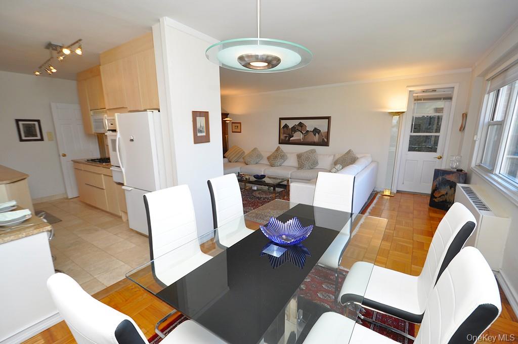 Scarsdale, New York 10583, United States, 3 Bedrooms Bedrooms, ,2 BathroomsBathrooms,Residential,Pending,197934