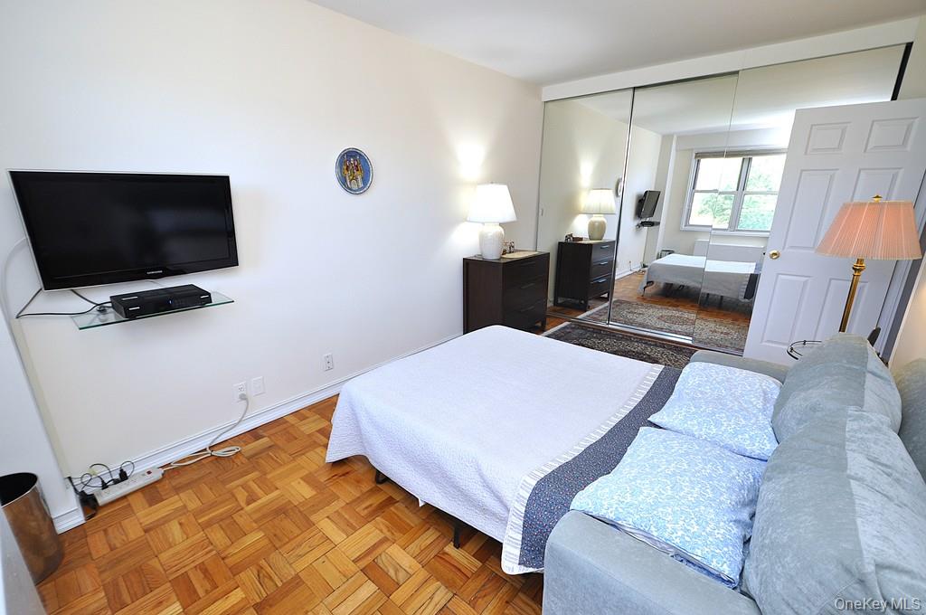 Scarsdale, New York 10583, United States, 3 Bedrooms Bedrooms, ,2 BathroomsBathrooms,Residential,Pending,197934