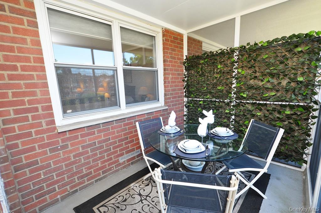 Scarsdale, New York 10583, United States, 3 Bedrooms Bedrooms, ,2 BathroomsBathrooms,Residential,Pending,197934