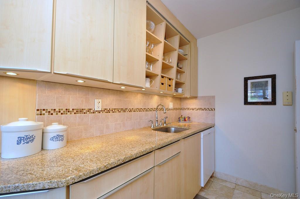 Scarsdale, New York 10583, United States, 3 Bedrooms Bedrooms, ,2 BathroomsBathrooms,Residential,Pending,197934