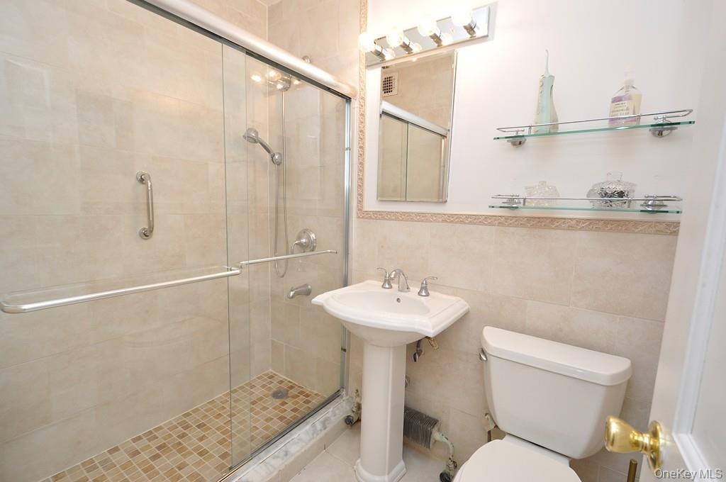 Scarsdale, New York 10583, United States, 3 Bedrooms Bedrooms, ,2 BathroomsBathrooms,Residential,Pending,197934