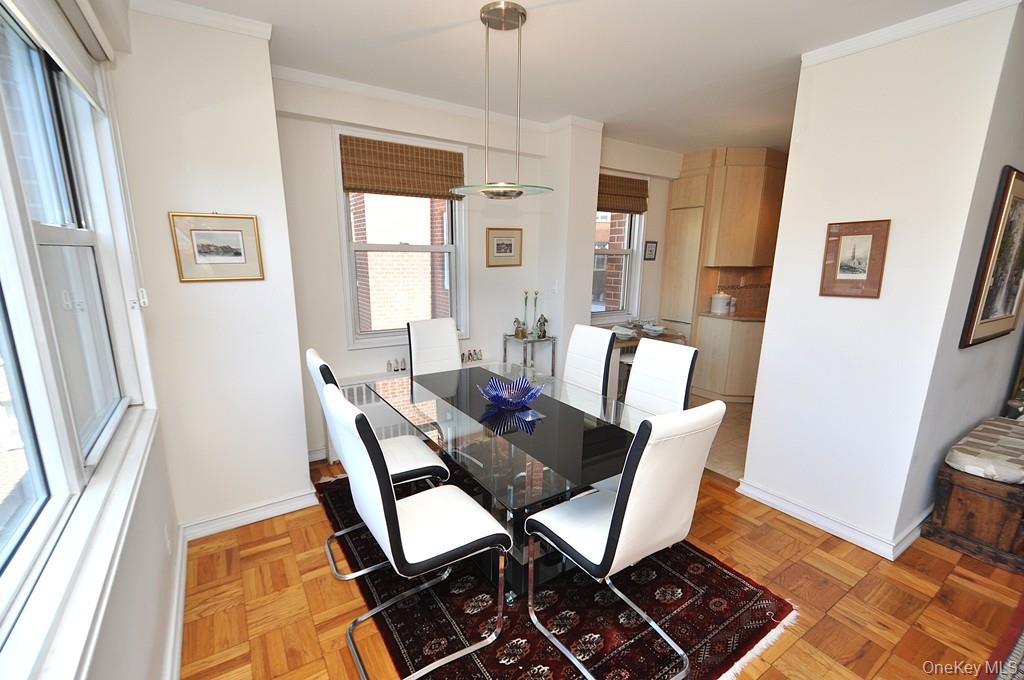 Scarsdale, New York 10583, United States, 3 Bedrooms Bedrooms, ,2 BathroomsBathrooms,Residential,Pending,197934