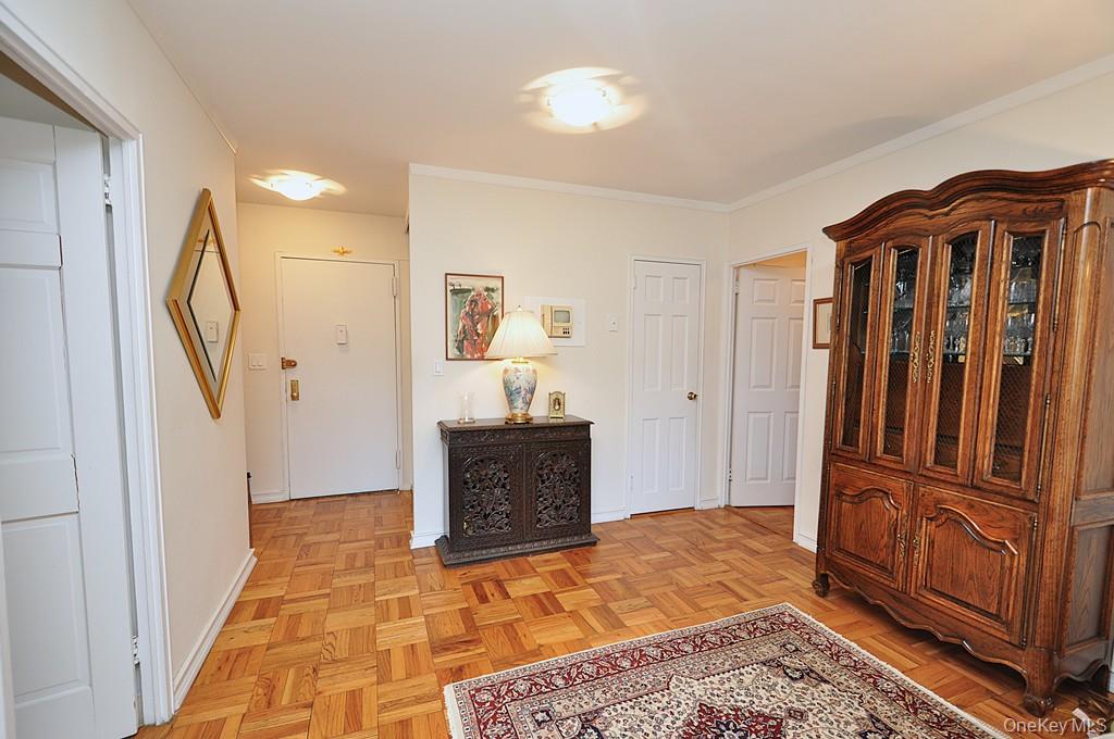 Scarsdale, New York 10583, United States, 3 Bedrooms Bedrooms, ,2 BathroomsBathrooms,Residential,Pending,197934