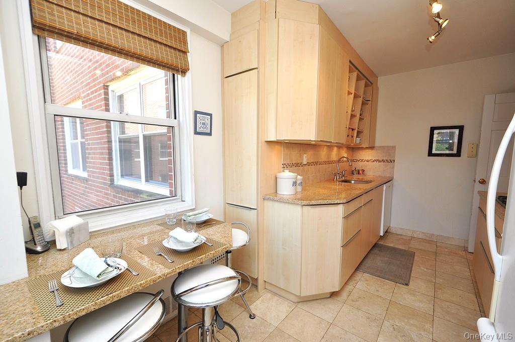 Scarsdale, New York 10583, United States, 3 Bedrooms Bedrooms, ,2 BathroomsBathrooms,Residential,Pending,197934