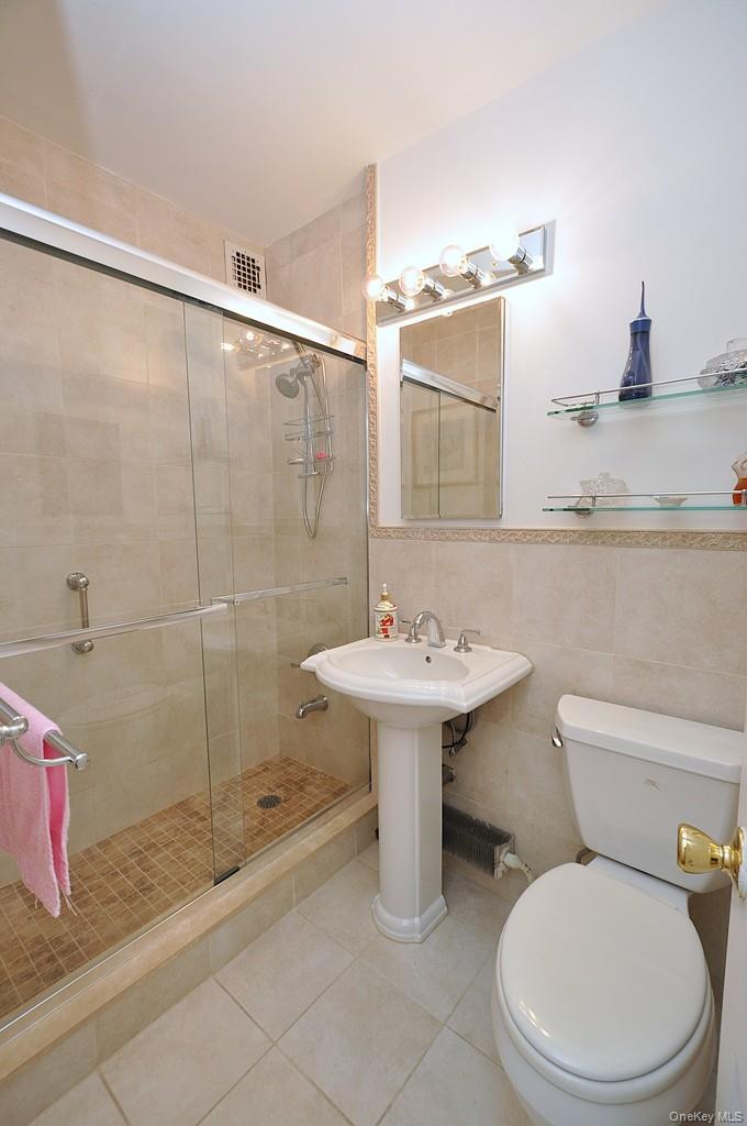 Scarsdale, New York 10583, United States, 3 Bedrooms Bedrooms, ,2 BathroomsBathrooms,Residential,Pending,197934