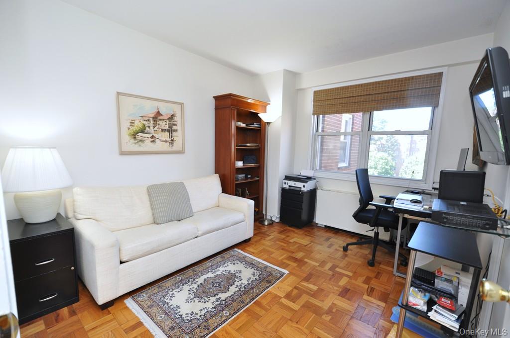 Scarsdale, New York 10583, United States, 3 Bedrooms Bedrooms, ,2 BathroomsBathrooms,Residential,Pending,197934